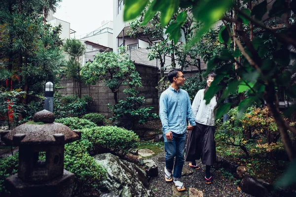 Young japanese couple spending time in their house — Stock Photo, Image