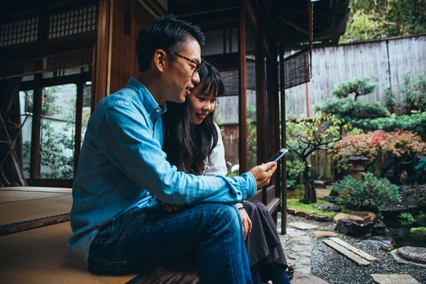 Young japanese couple spending time in their house — Stock Photo, Image