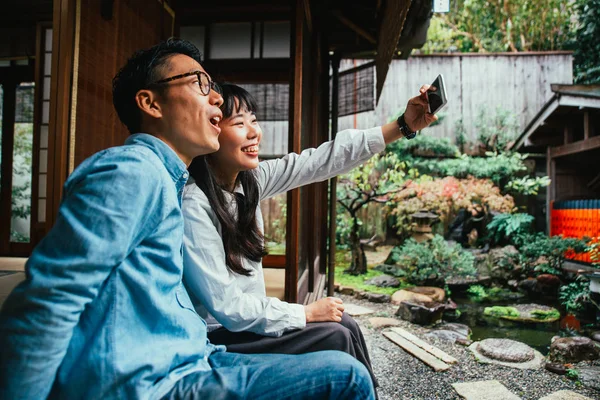 Young japanese couple spending time in their house — Stock Photo, Image