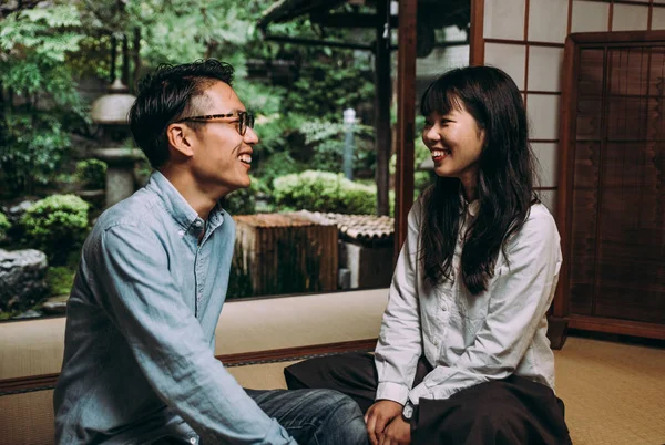 Young japanese couple spending time in their house — Stock Photo, Image