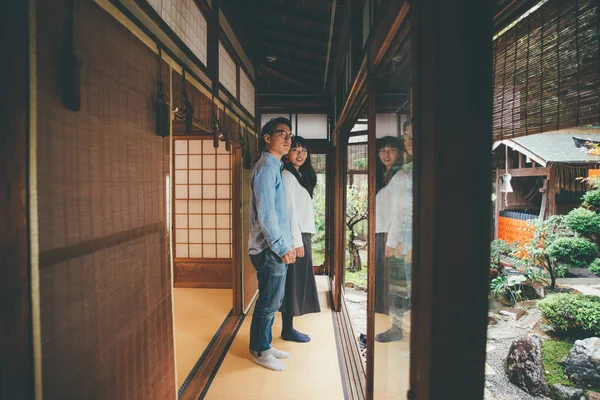Tineri japonez cuplu petrece timp în lor casă — Fotografie, imagine de stoc