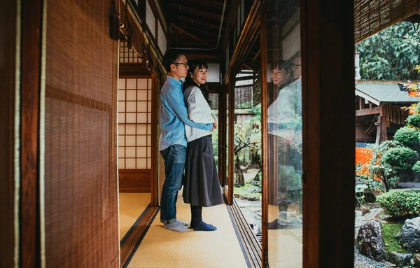 Young japanese couple spending time in their house — Stock Photo, Image