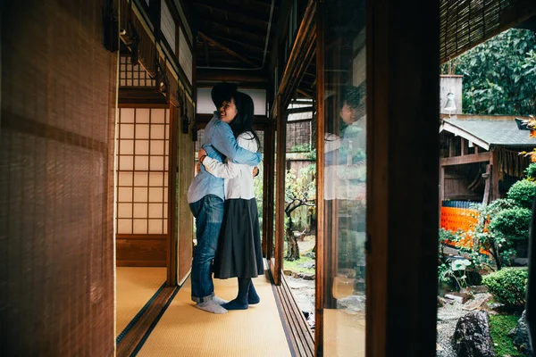 Tineri japonez cuplu petrece timp în lor casă — Fotografie, imagine de stoc