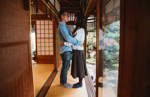 Νεαρό ζευγάρι Ιάπωνες που αφιερώνουν χρόνο στο σπίτι τους — Φωτογραφία Αρχείου