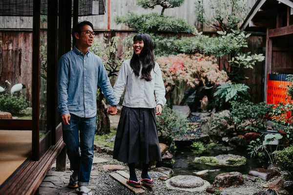 Young japanese couple spending time in their house — Stock Photo, Image