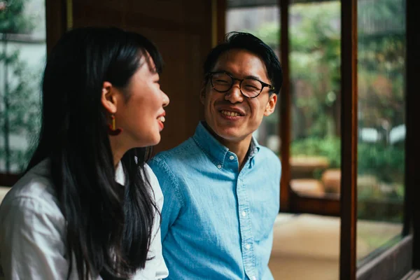 Joven pareja japonesa pasando tiempo en su casa — Foto de Stock