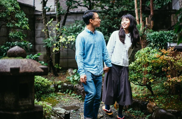 Joven pareja japonesa pasando tiempo en su casa — Foto de Stock