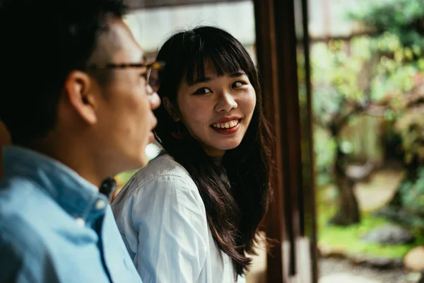 Young japanese couple spending time in their house — Stock Photo, Image