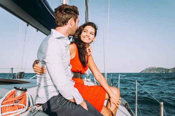 Casal feliz fazendo um cruzeiro romântico no barco à vela — Fotografia de Stock