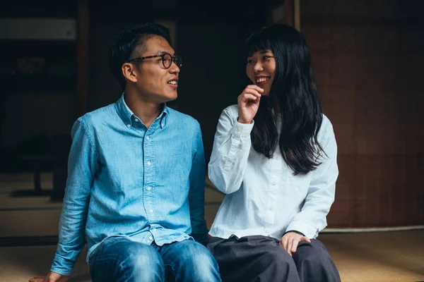 Young japanese couple spending time in their house — Stock Photo, Image