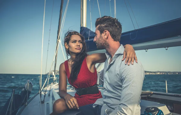 Couple heureux faisant une croisière romantique sur le voilier — Photo