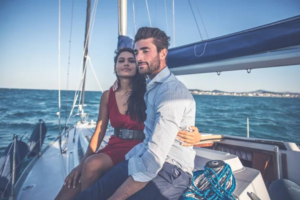Feliz pareja tomando un crucero romántico en el barco de vela — Foto de Stock