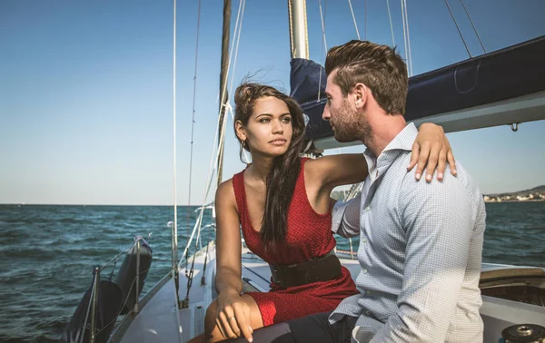 Glückliches Paar bei einer romantischen Kreuzfahrt auf dem Segelboot — Stockfoto