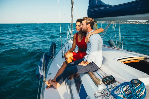 Glückliches Paar bei einer romantischen Kreuzfahrt auf dem Segelboot — Stockfoto