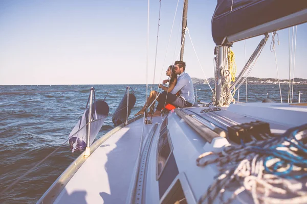 Boldog pár vesz egy romantikus hajóút a vitorlás — Stock Fotó
