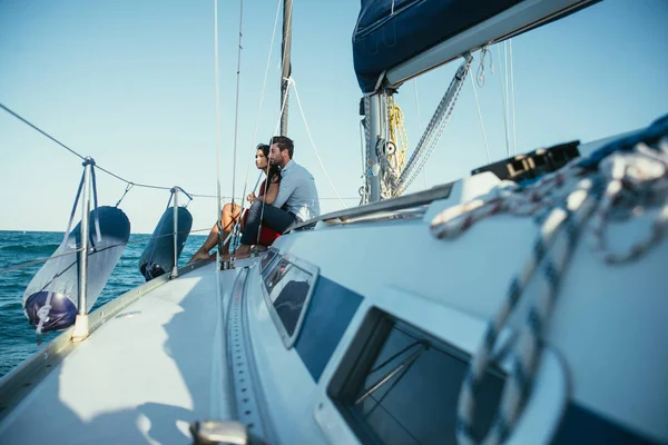 Feliz pareja tomando un crucero romántico en el barco de vela —  Fotos de Stock