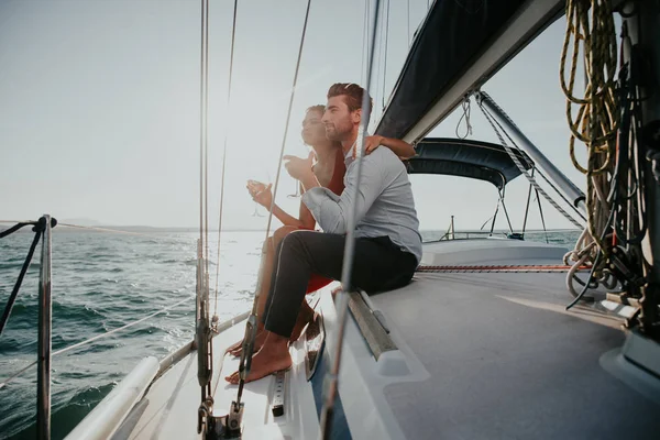 Счастливая пара отправляется в романтический круиз на парусной лодке — стоковое фото