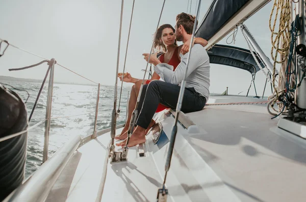 Счастливая пара отправляется в романтический круиз на парусной лодке — стоковое фото