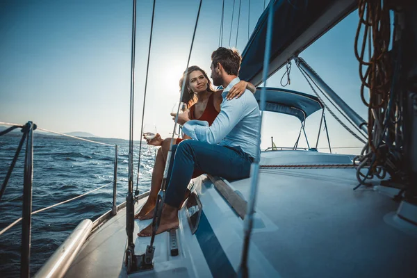 Casal feliz fazendo um cruzeiro romântico no barco à vela — Fotografia de Stock