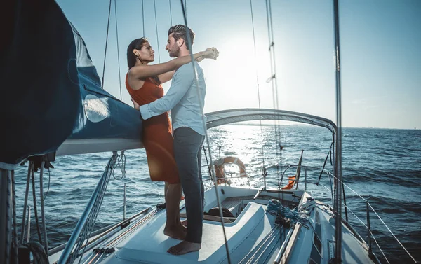 Glückliches Paar bei einer romantischen Kreuzfahrt auf dem Segelboot — Stockfoto