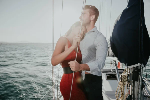 愉快的夫妇在风帆小船上浪漫巡航 — 图库照片