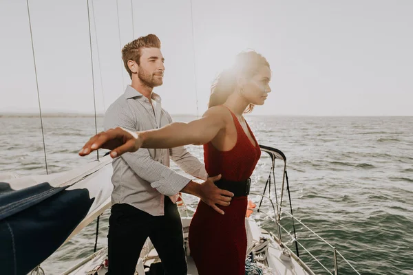 Szczęśliwa para biorąc romantyczny rejs na łódź żagiel — Zdjęcie stockowe