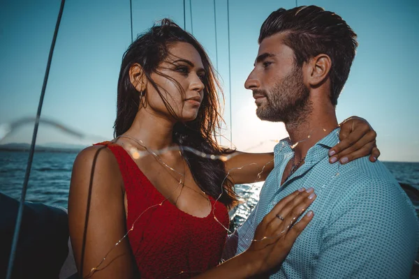 Casal feliz fazendo um cruzeiro romântico no barco à vela — Fotografia de Stock