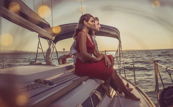 Coppia felice fare una crociera romantica in barca a vela — Foto Stock