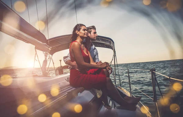 항해 보트에 낭만적인 크루즈를 복용 하는 행복 한 커플 — 스톡 사진