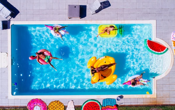 Group of friends having fun in the swimming pool — Stock Photo, Image