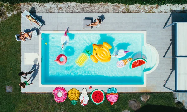 Grupo de amigos divirtiéndose en la piscina —  Fotos de Stock