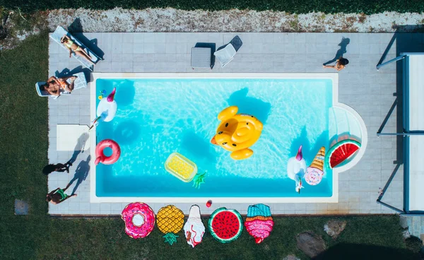 Gruppo di amici si divertono in piscina — Foto Stock