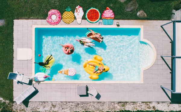 Grupp vänner som har roligt i poolen — Stockfoto