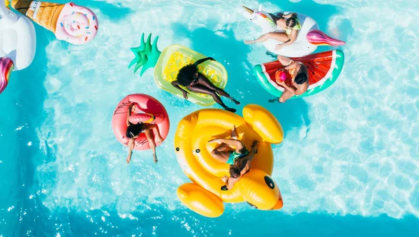 Grupo de amigos divirtiéndose en la piscina — Foto de Stock