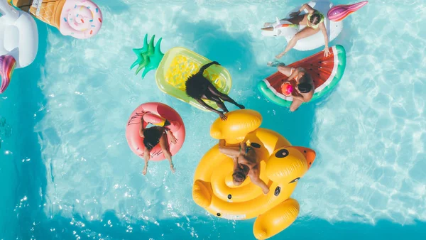 Grupo de amigos divirtiéndose en la piscina — Foto de Stock