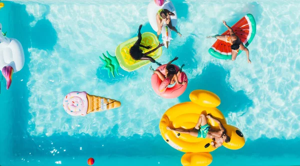 Skupina přátel baví v bazénu — Stock fotografie