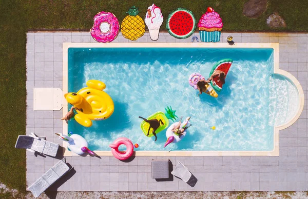 Grupo de amigos se divertindo na piscina — Fotografia de Stock