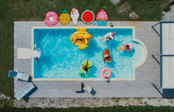 Группа друзей, веселящихся в бассейне — стоковое фото