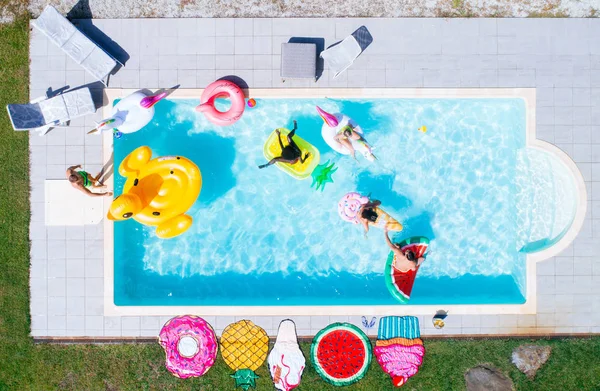 Grupo de amigos se divertindo na piscina — Fotografia de Stock