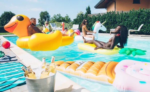 Grupo de amigos divirtiéndose en la piscina — Foto de Stock