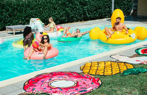 Gruppo di amici si divertono in piscina — Foto Stock