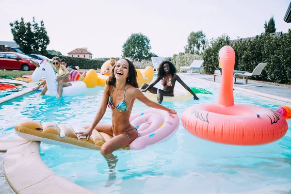 Group of friends having fun in the swimming pool — Stock Photo, Image