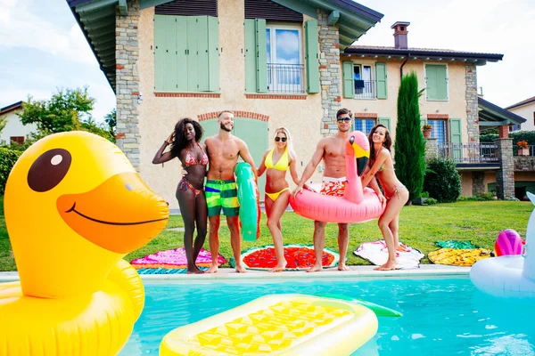 Group of friends having fun in the swimming pool — Stock Photo, Image