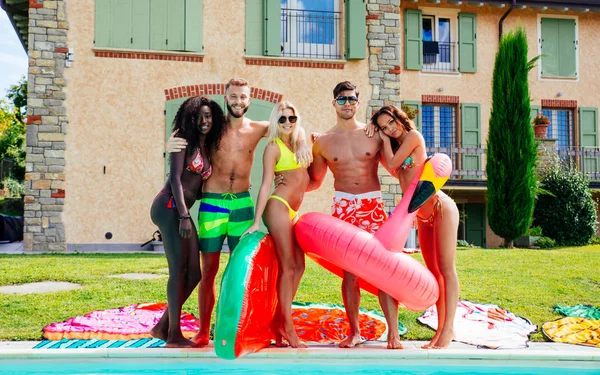 Group of friends having fun in the swimming pool — Stock Photo, Image