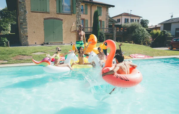 Groupe d'amis s'amuser dans la piscine — Photo