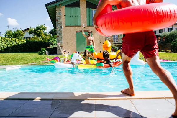 Vriendengroep die plezier hebben in het zwembad — Stockfoto