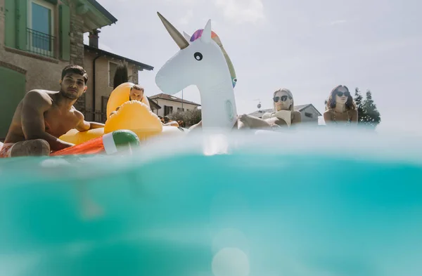 Baráti társaság szórakozás a medencében — Stock Fotó