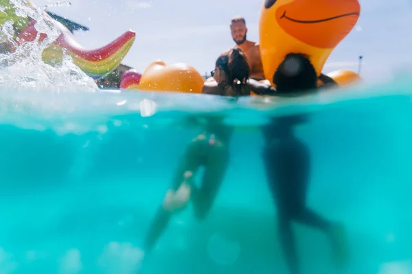 Verschwommenes Konzept von Freunden, die Spaß unter Wasser beim Schwimmen haben — Stockfoto