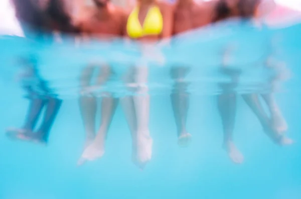 Verschwommenes Konzept von Freunden, die Spaß unter Wasser beim Schwimmen haben — Stockfoto