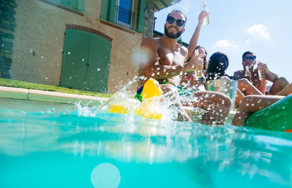 Grupo de amigos se divertindo na piscina — Fotografia de Stock